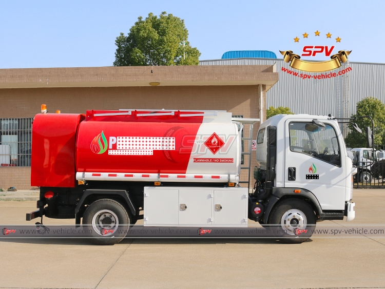 6,000 Litres Refueler Truck Sinotruk - RS